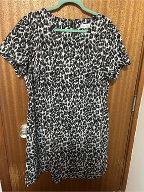 Calvin Klein size 18 Black and White Leopard Print Short Sleeve Dress